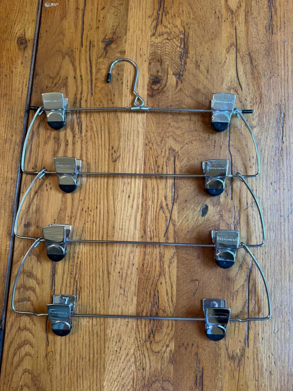 Rubbermaid Vintage 4-Tier Chrome Metal Multi-Pant Skirt Hanger with Clips
B1029